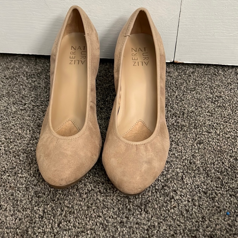 Naturalizer cream/tan velvet blocked heel size 7 1/2